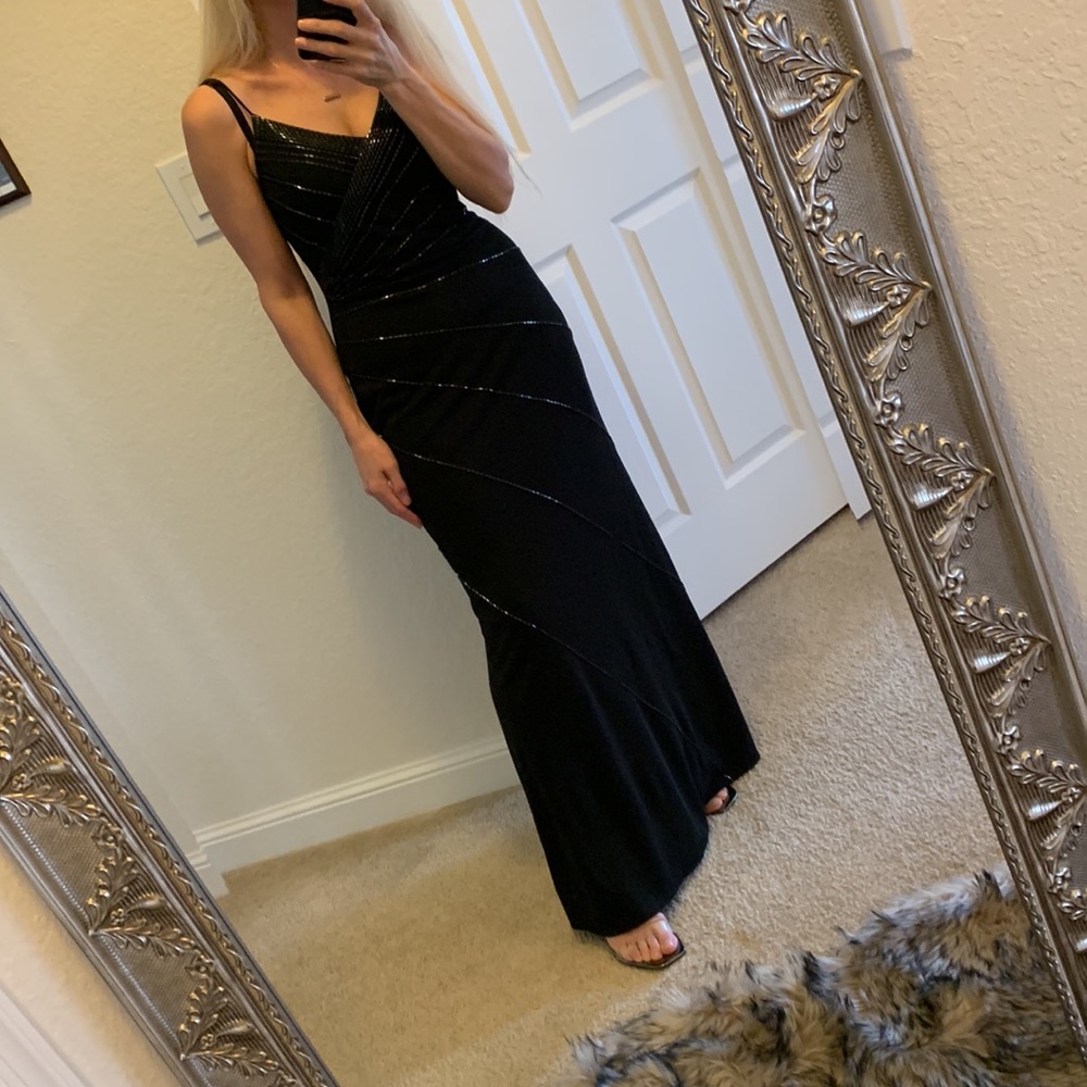 DE LARU BY SHEILA YEN Beautiful beaded evening dress SIZE 3/4